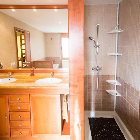 Caules Sleeps 8 Pool Air Con Wifi